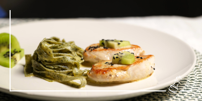 truthhahnmedaillons mit baerlauchnudeln