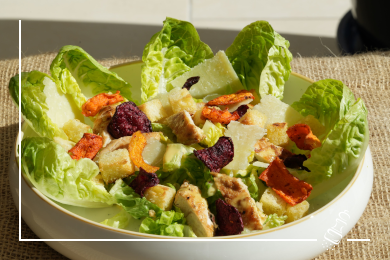 caesar salad mit pouletstreifen und chips