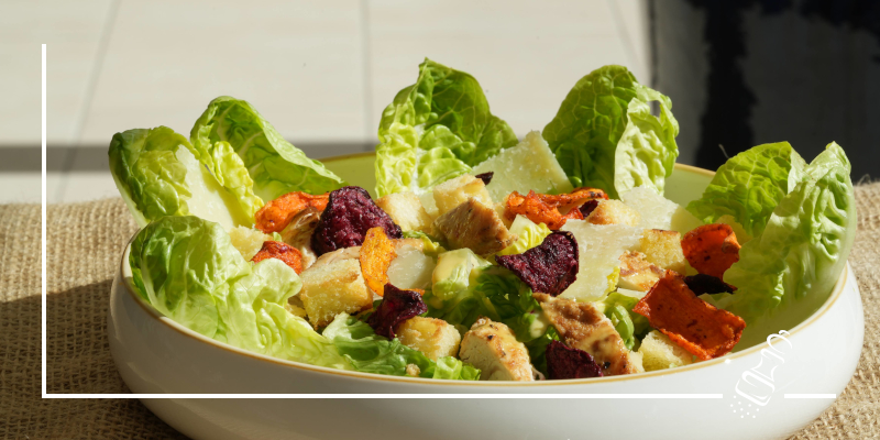 caesar salad mit pouletstreifen und chips