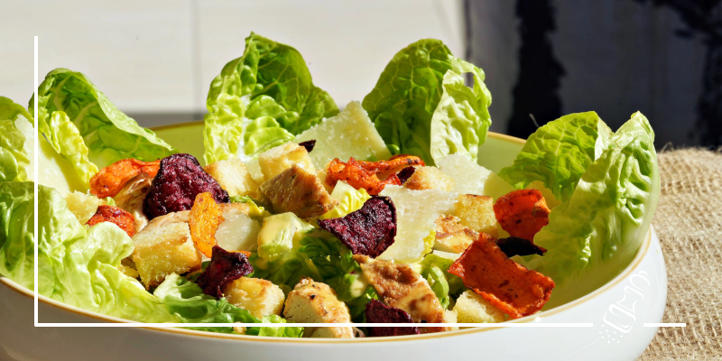 caesar salad mit pouletstreifen und chips