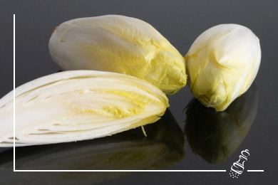 chicoreesalat mit mango und sardellen