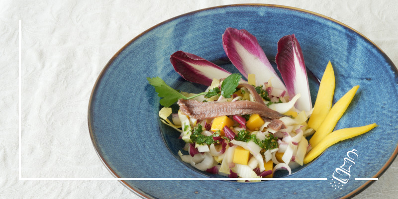 chicoreesalat mit mango und sardellen