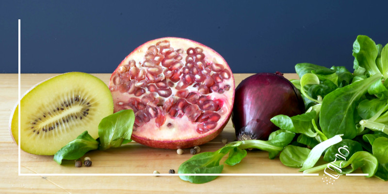 nuesslisalat mit kiwi und granatapfel