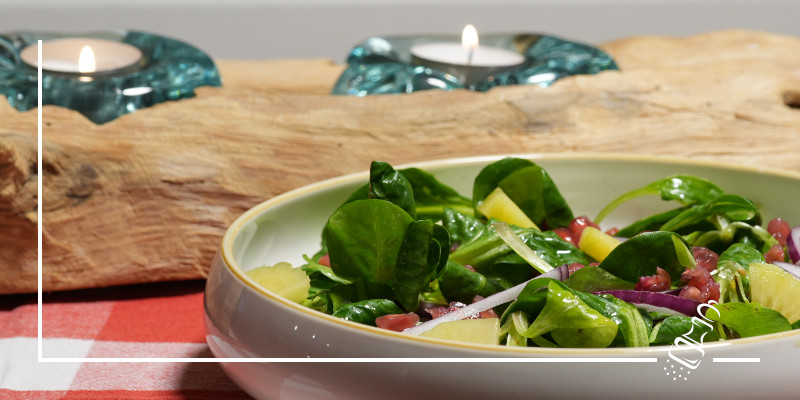 nuesslisalat mit kiwi und granatapfel