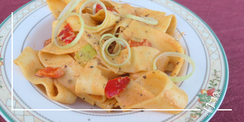 pappardelle mit peperoniwuerfeln