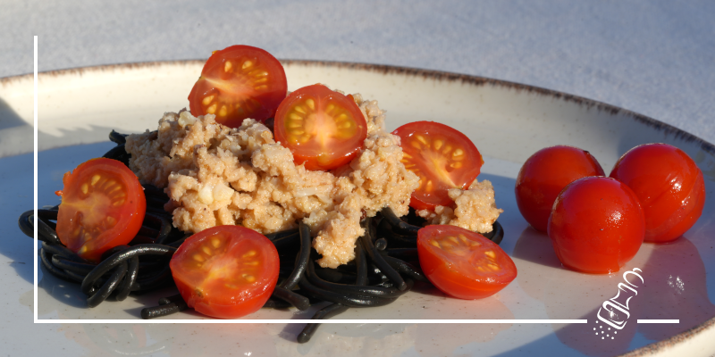 spaghetti al negro mit blumenkohlpest