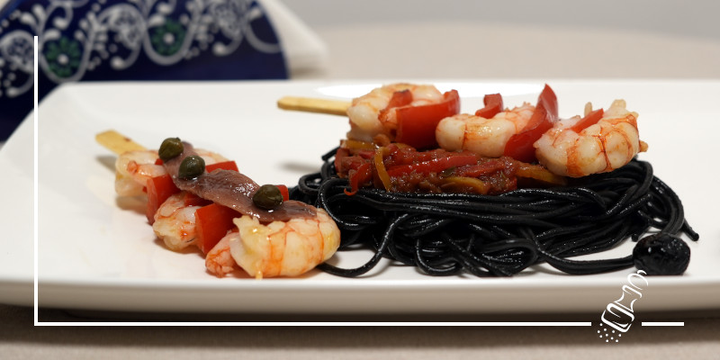 spaghetti al negro mit crevettenspiess