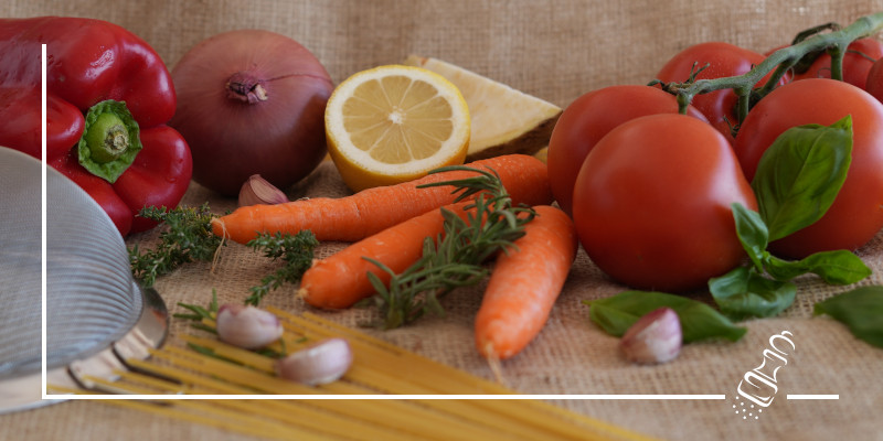 spaghetti an tomatensauce im schmortopf