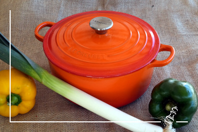 spaghetti an tomatensauce im schmortopf