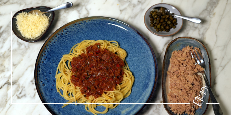 spaghetti an tomatensauce im schmortopf