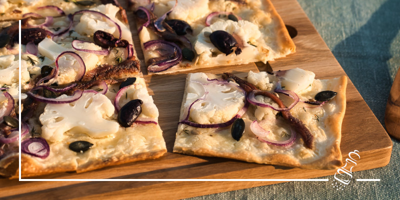 flammkuchen mit blumenkohl und sardellen