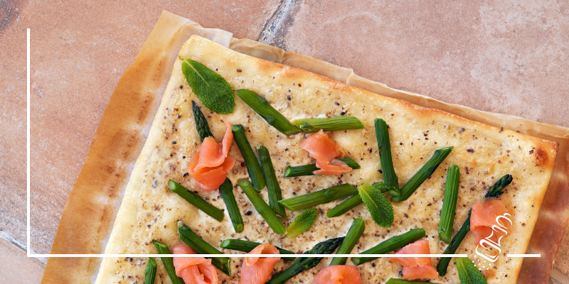 flammkuchen mit gruenen spargeln und rauchlachs
